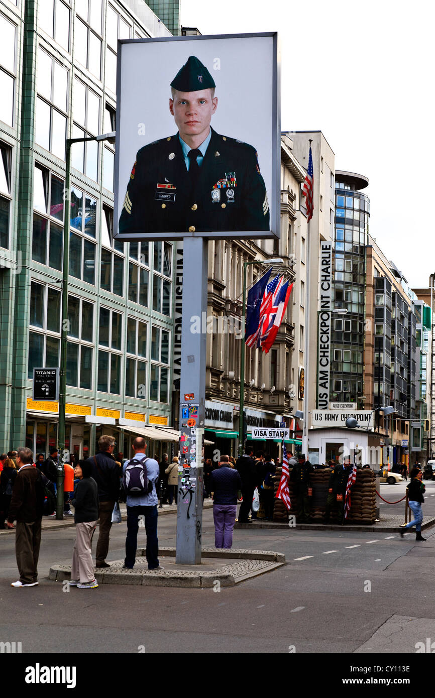 La posizione del vecchio il Checkpoint Charlie e il muro di Berlino Berlino, Germania Foto Stock