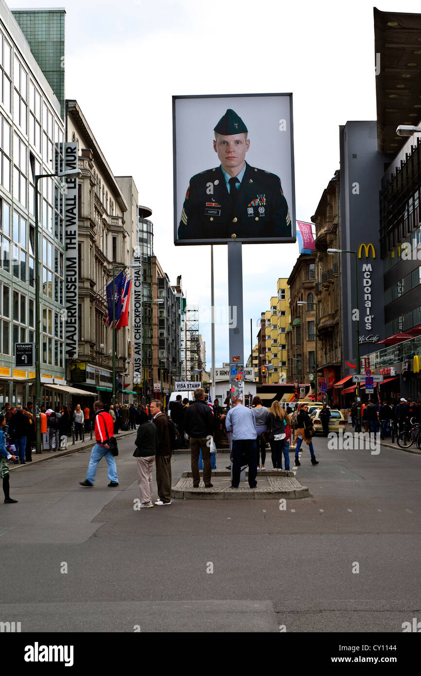 La posizione del vecchio il Checkpoint Charlie e il muro di Berlino Berlino, Germania Foto Stock