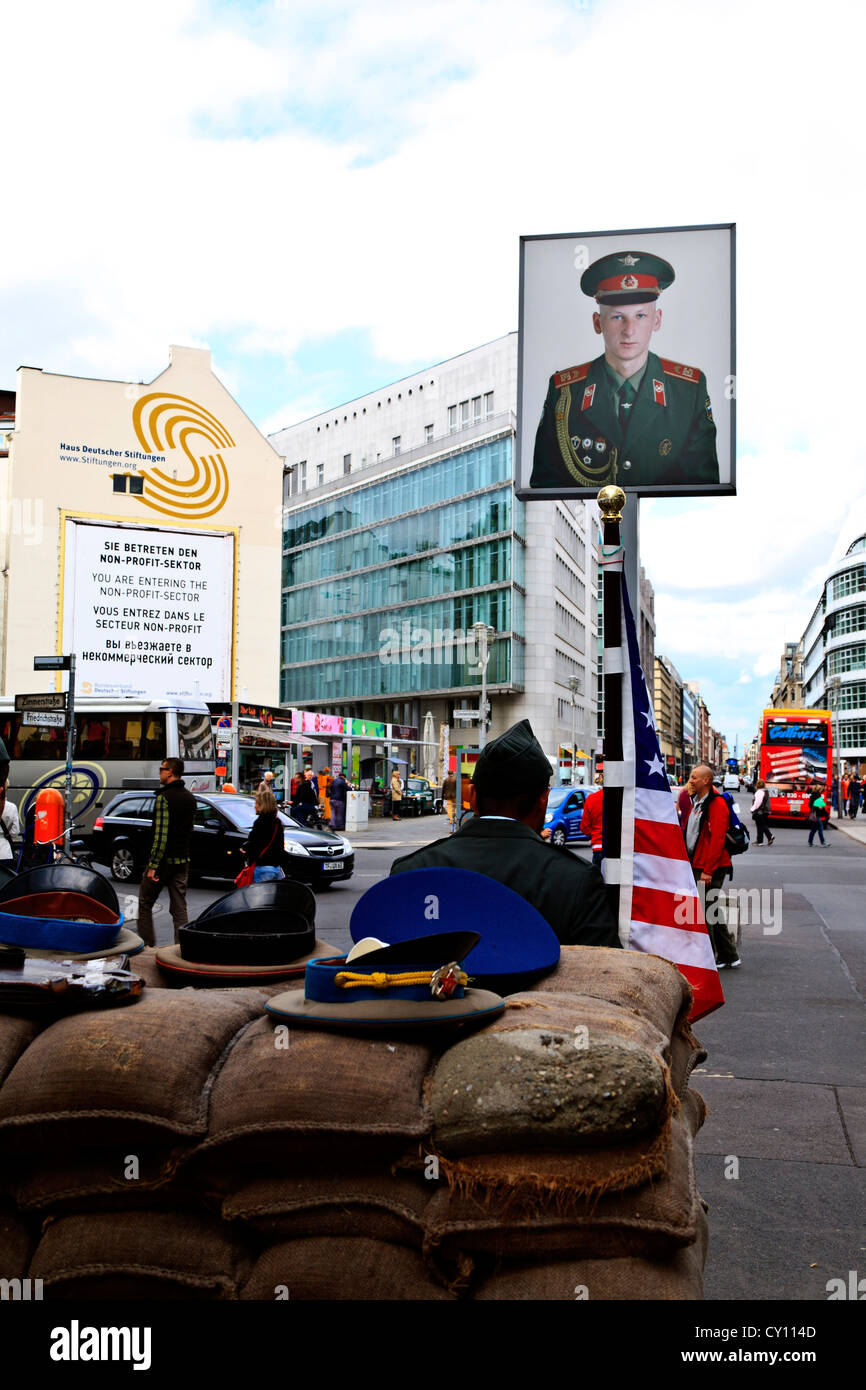 La posizione del vecchio il Checkpoint Charlie e il muro di Berlino Berlino, Germania con l immagine del soldato russo Foto Stock