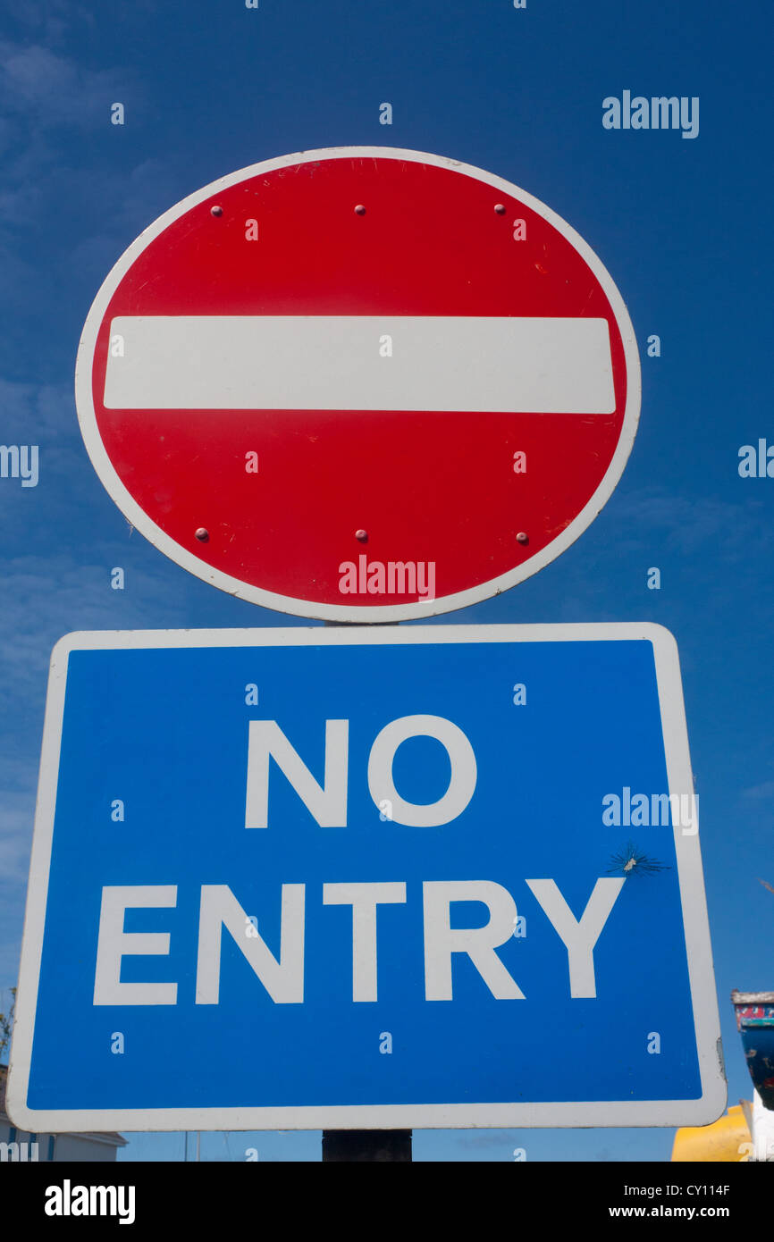 Nessuna voce segno barra bianca nel cerchio rosso con le parole "No entry" qui sotto in bianco caratteri sul cielo blu sullo sfondo Foto Stock