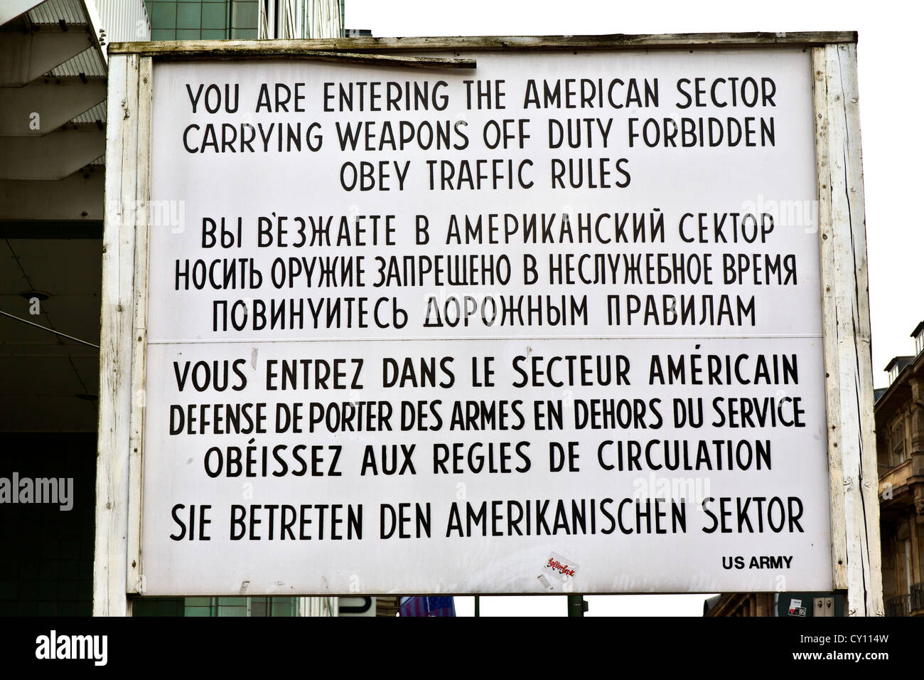 Vecchia segnaletica al Checkpoint Charlie e il muro di Berlino Berlino, Germania Foto Stock