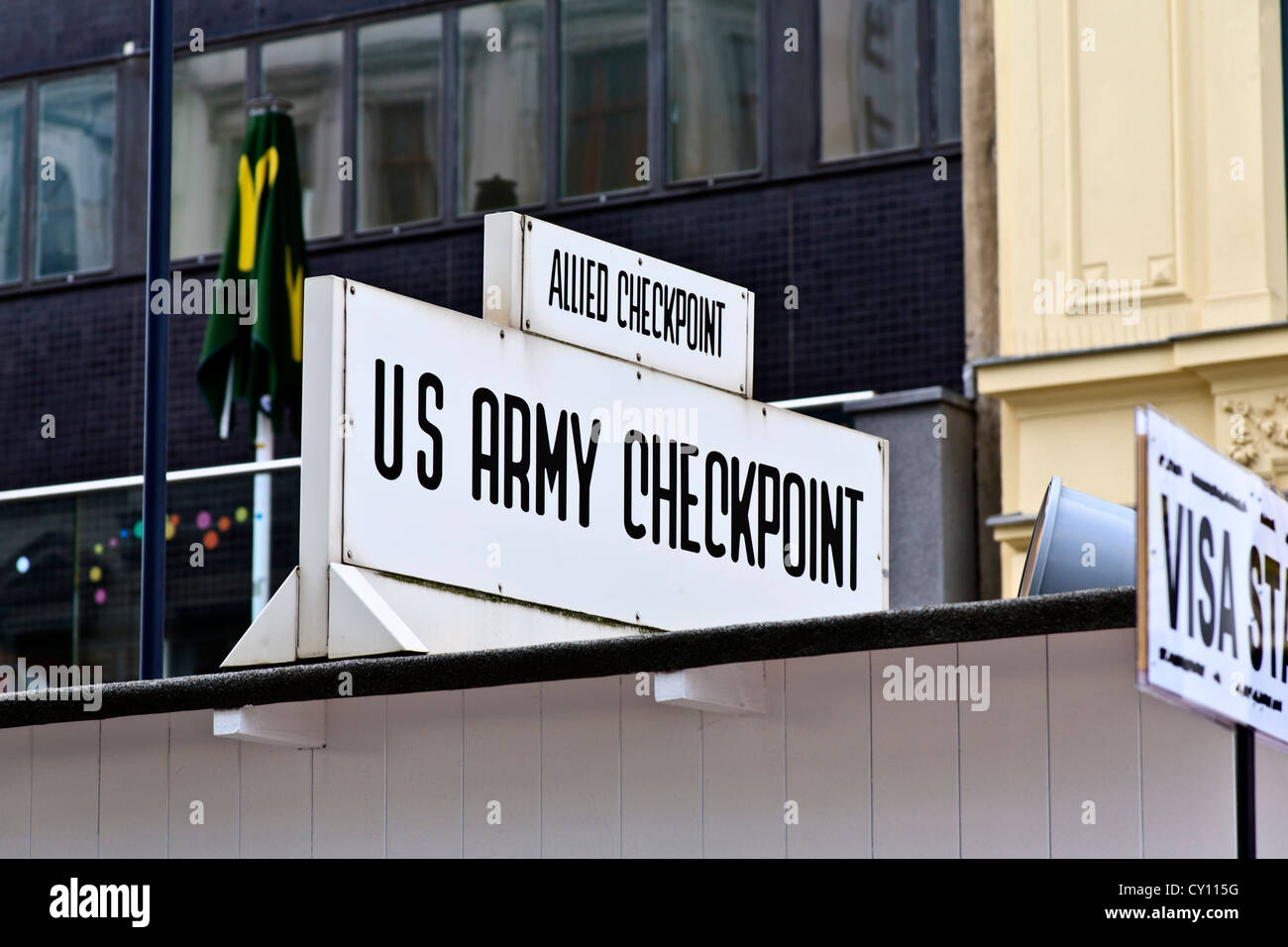 La posizione del vecchio il Checkpoint Charlie e il muro di Berlino Berlino, Germania Foto Stock