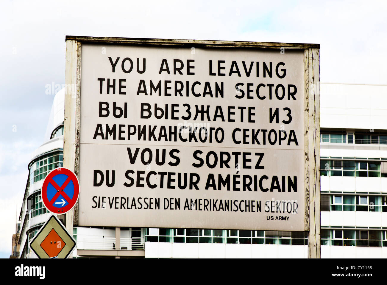 Vecchia segnaletica al Checkpoint Charlie e il muro di Berlino Berlino, Germania Foto Stock