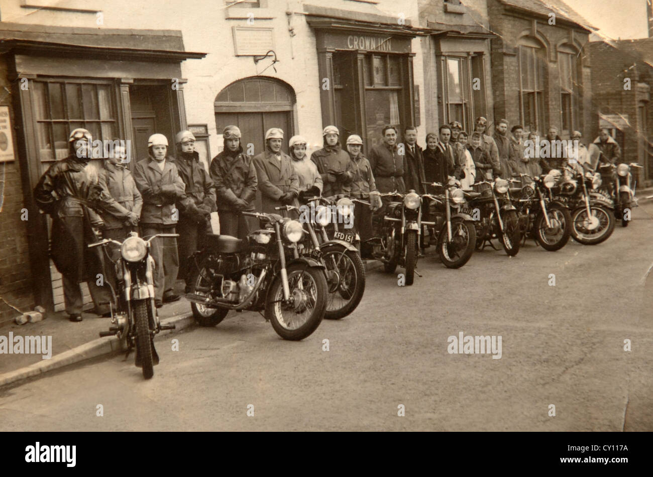 Giovani adolescenti biker in Inghilterra UK 1956. Britannia adolescenti britannici 1950 motociclisti motociclisti motociclisti Foto Stock