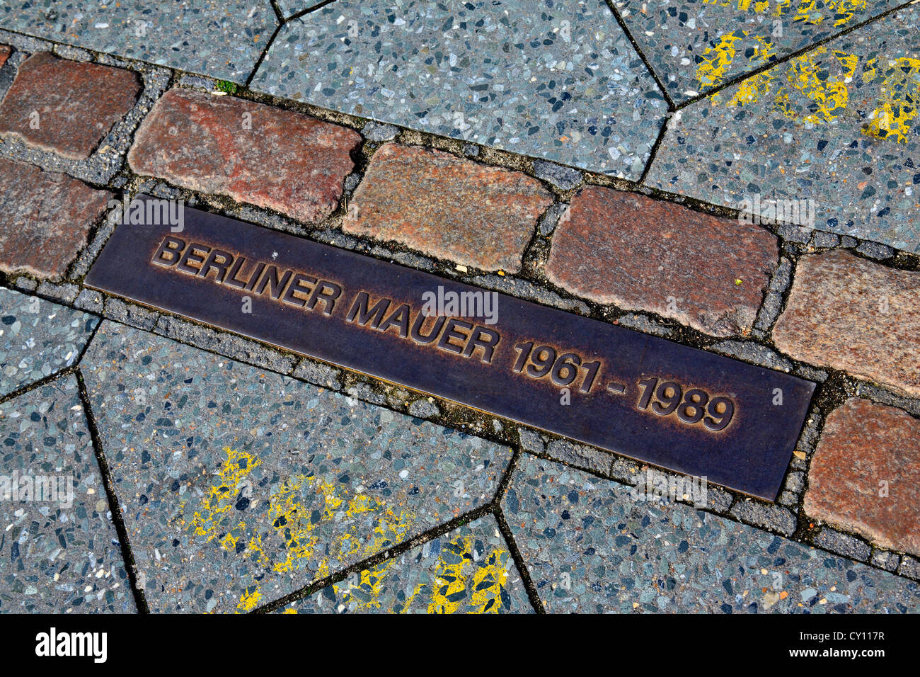 La placca indicante il sito del muro di Berlino, Berlino, Germania Foto Stock