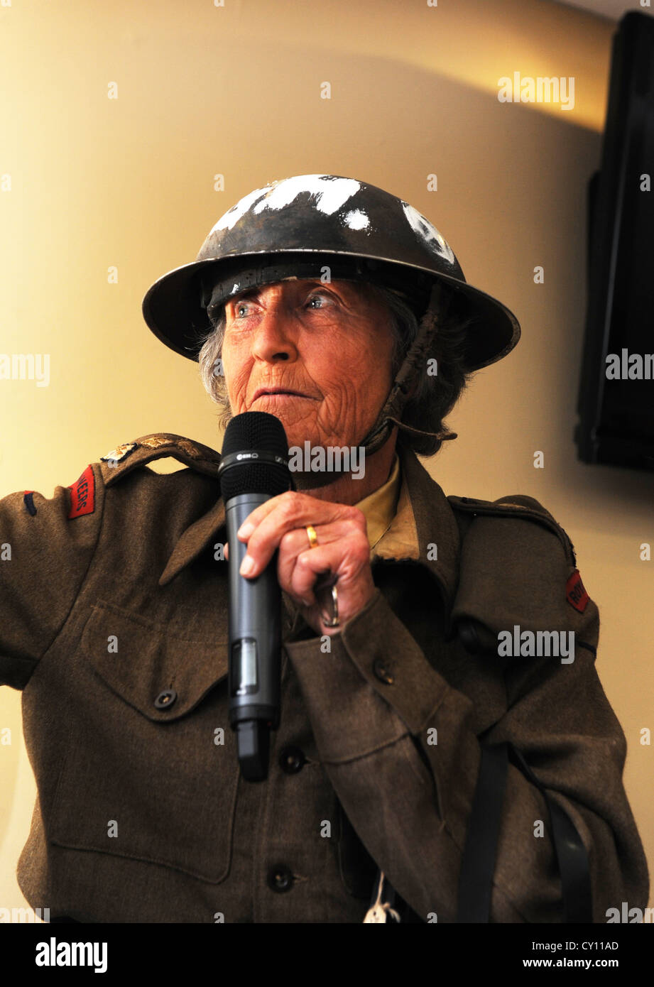 La baronessa Rachael Heyhoe Flint in esercito fatiche e tin hat per un partito Foto Stock