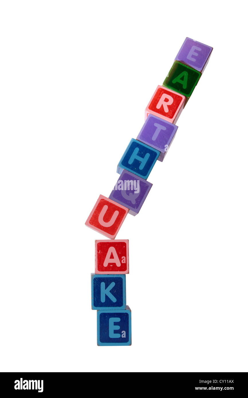 Toy lettere che scrivi terremoto contro uno sfondo bianco con tracciato di ritaglio Foto Stock