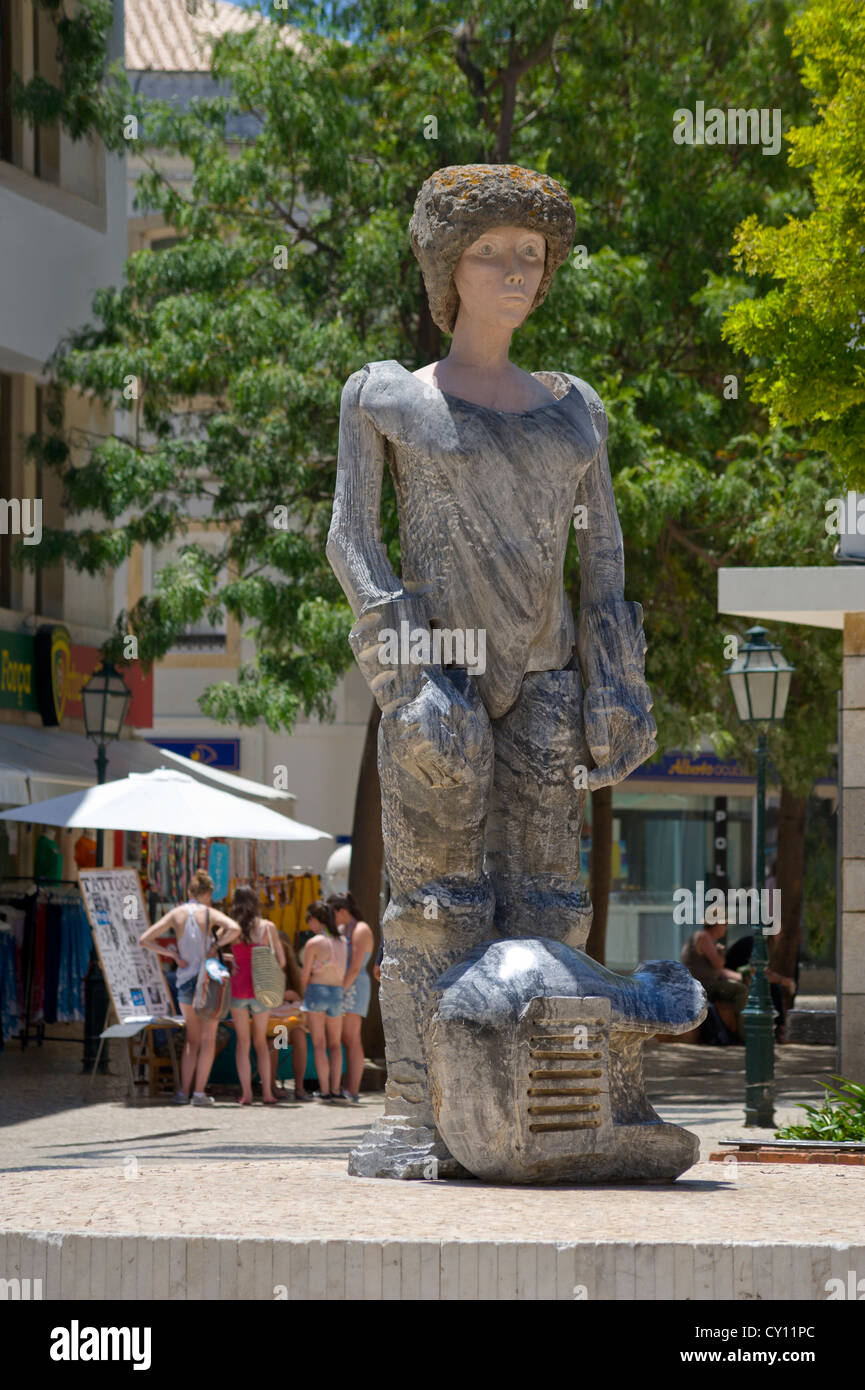 Il Portogallo, Algarve, la scultura moderna in rappresentanza di Dom Sebastião nel centro di Lagos Foto Stock