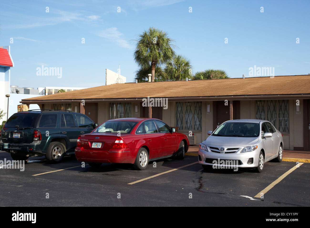 Auto parcheggiate fuori stanze di motel a economici us route 192 motel in Kissimmee florida usa Foto Stock