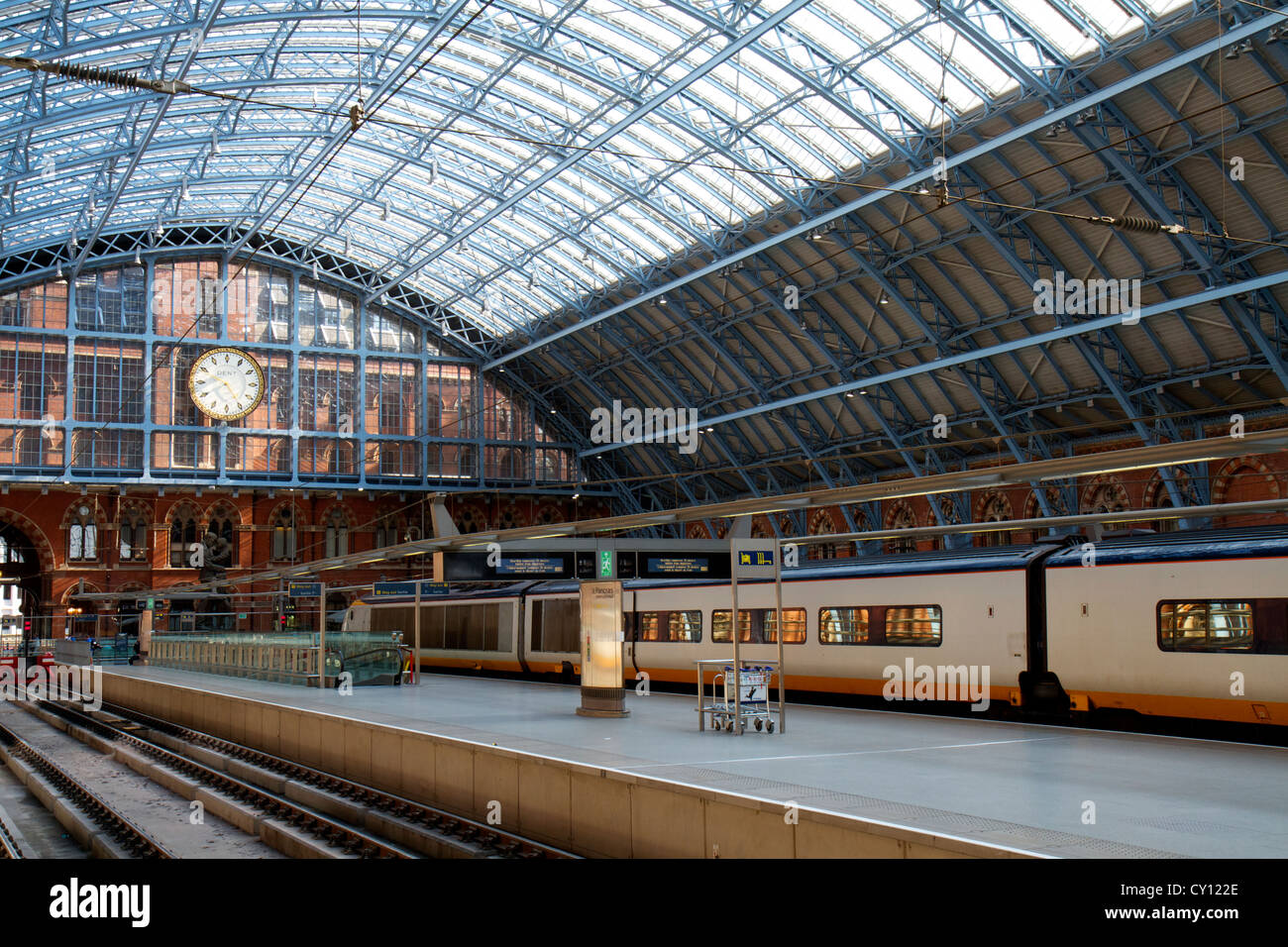 London St Pancras International eurostar stazione terminale e piattaforma Foto Stock