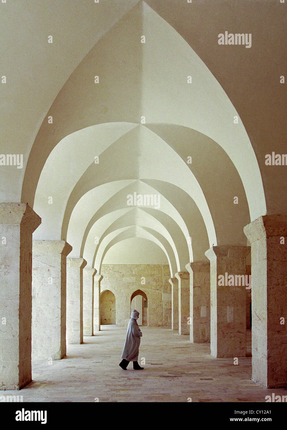 Un pellegrino passeggiate in un marciapiede attorno al cortile della Grande Moschea o Umayyad moschea di Febbraio 26, 2007 di Aleppo, Siria. Foto Stock