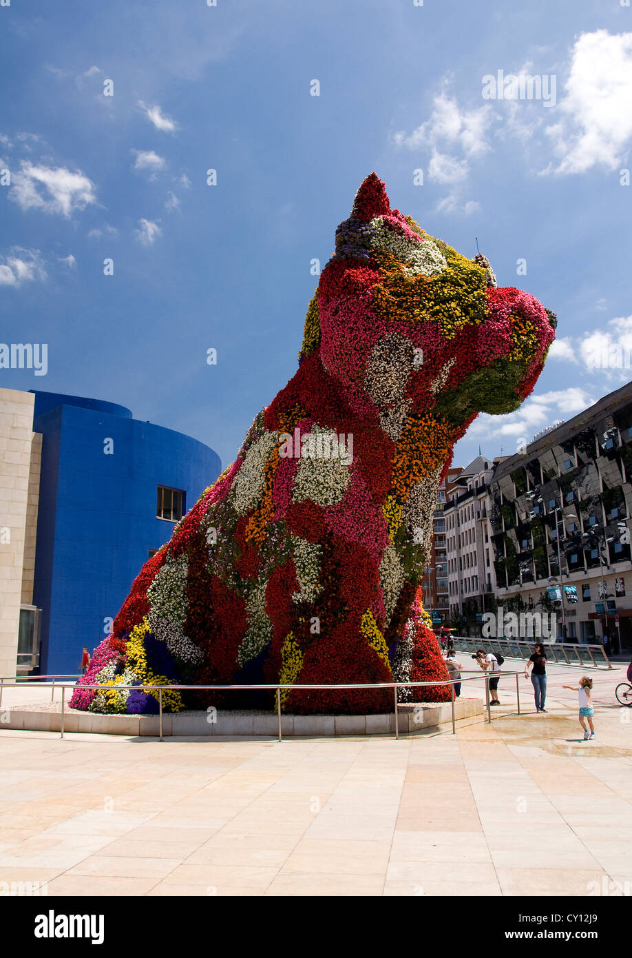Cucciolo di scultura di Jeff Koons, Bilbao Spagna, Paese Basco bello e amato cane floreali Foto Stock