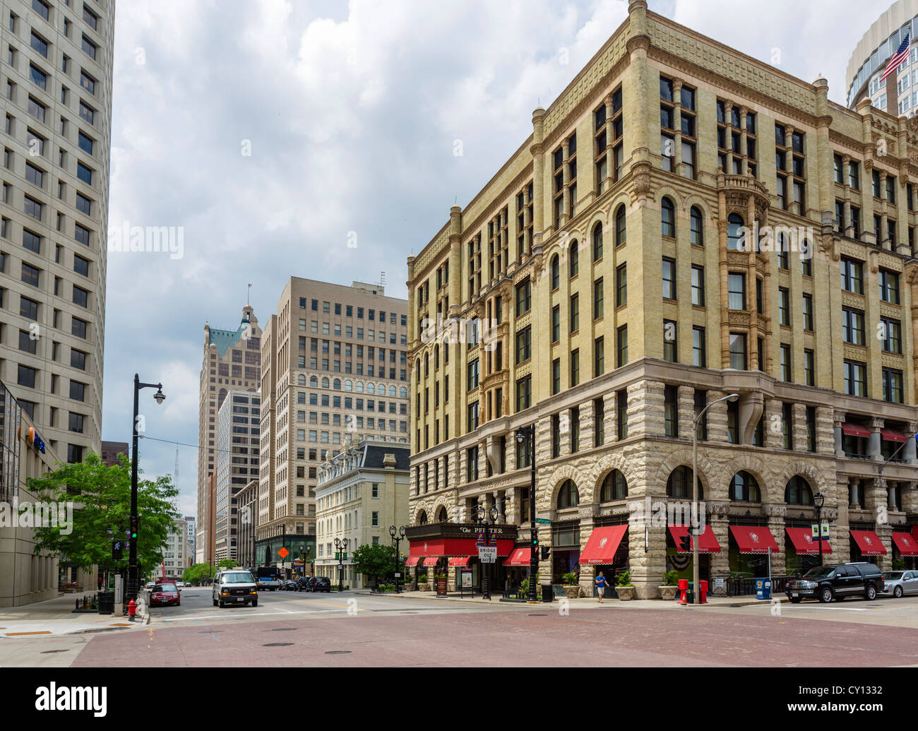 East Wisconsin Avenue nel centro di Milwaukee con il Pfister Hotel a destra, Wisconsin, STATI UNITI D'AMERICA Foto Stock