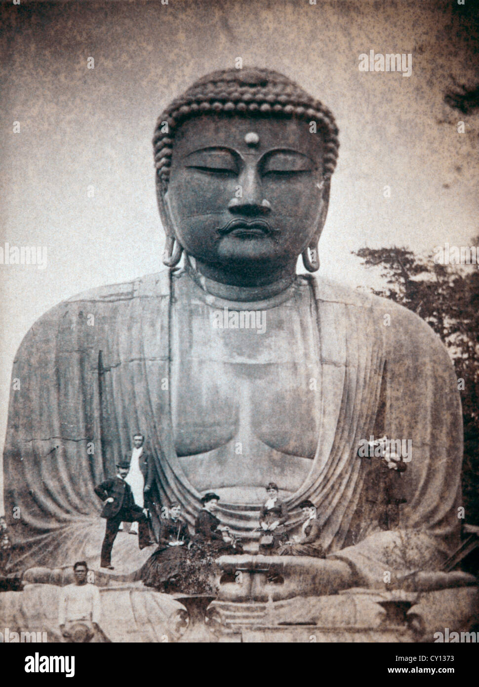 I turisti in posa di fronte del Grande Buddha di bronzo, Daibutsu a Kamakura, Giappone, albume fotografia, circa 1883 Foto Stock