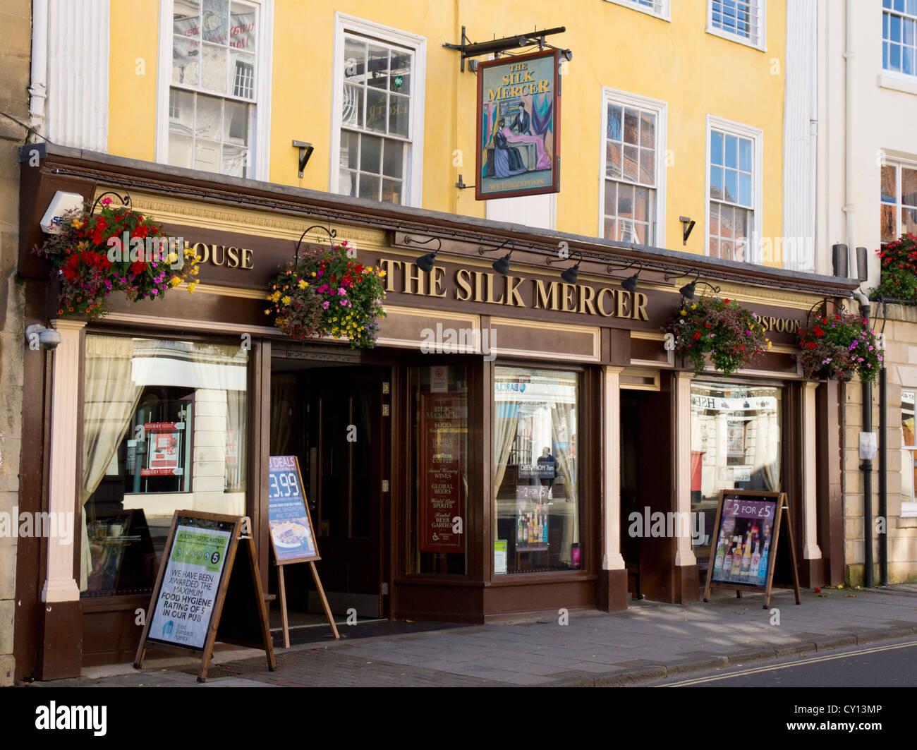 Bristol è una città di mercato nel Wiltshire, Inghilterra famoso per il Wadworth birreria e la vicina Kennet and Avon Canal. Foto Stock
