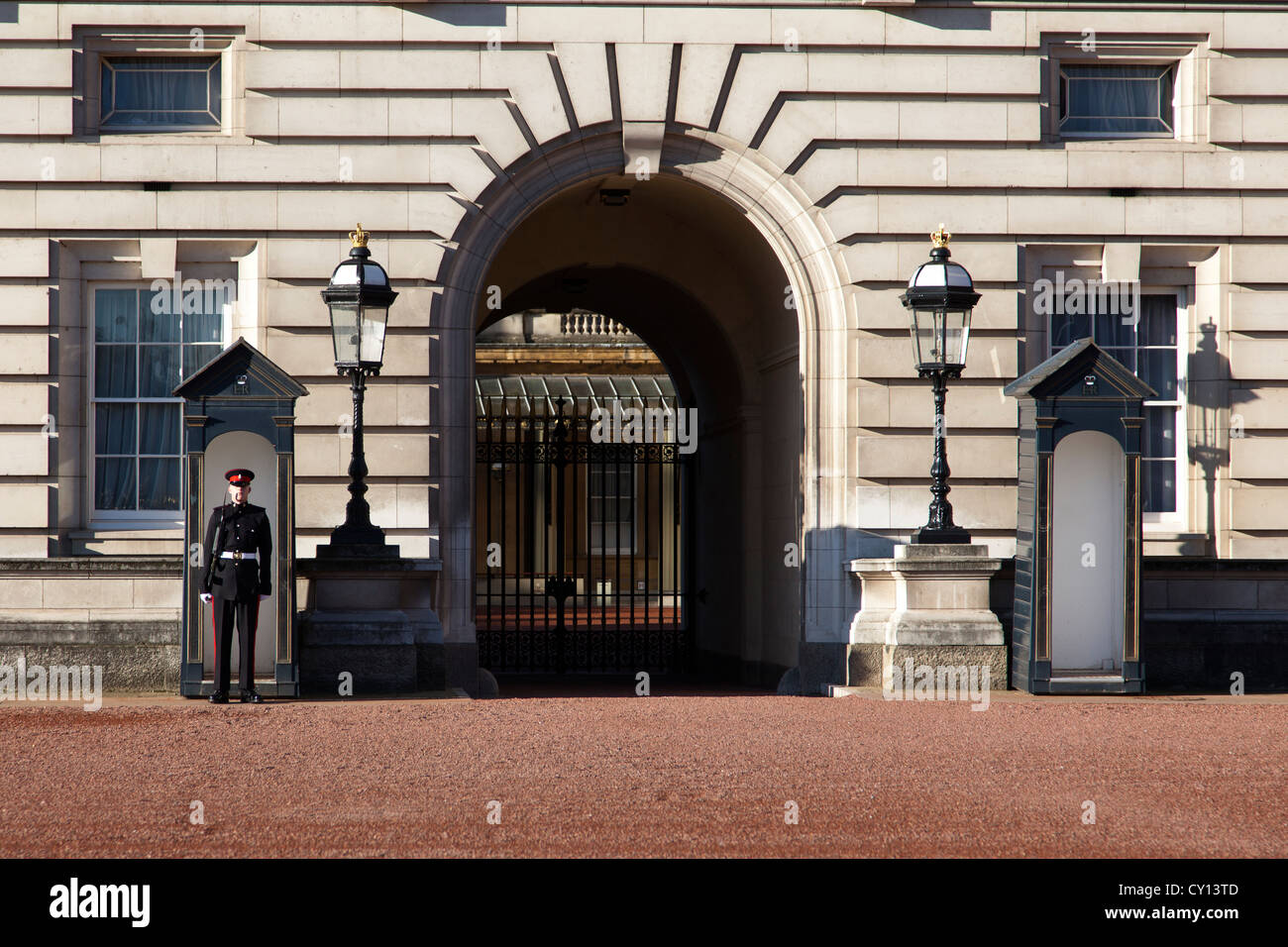 Guardia in una garitta fuori Buckingham Palace, il Mall, Londra, Inghilterra, Regno Unito. Foto Stock