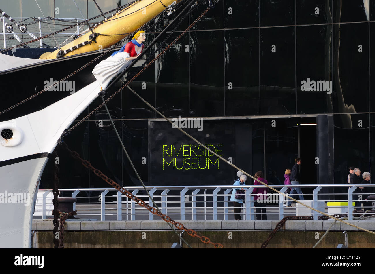 Prua della SV Glenlee con colorati polena fuori del Riverside Museum di Glasgow, Scozia. Foto Stock