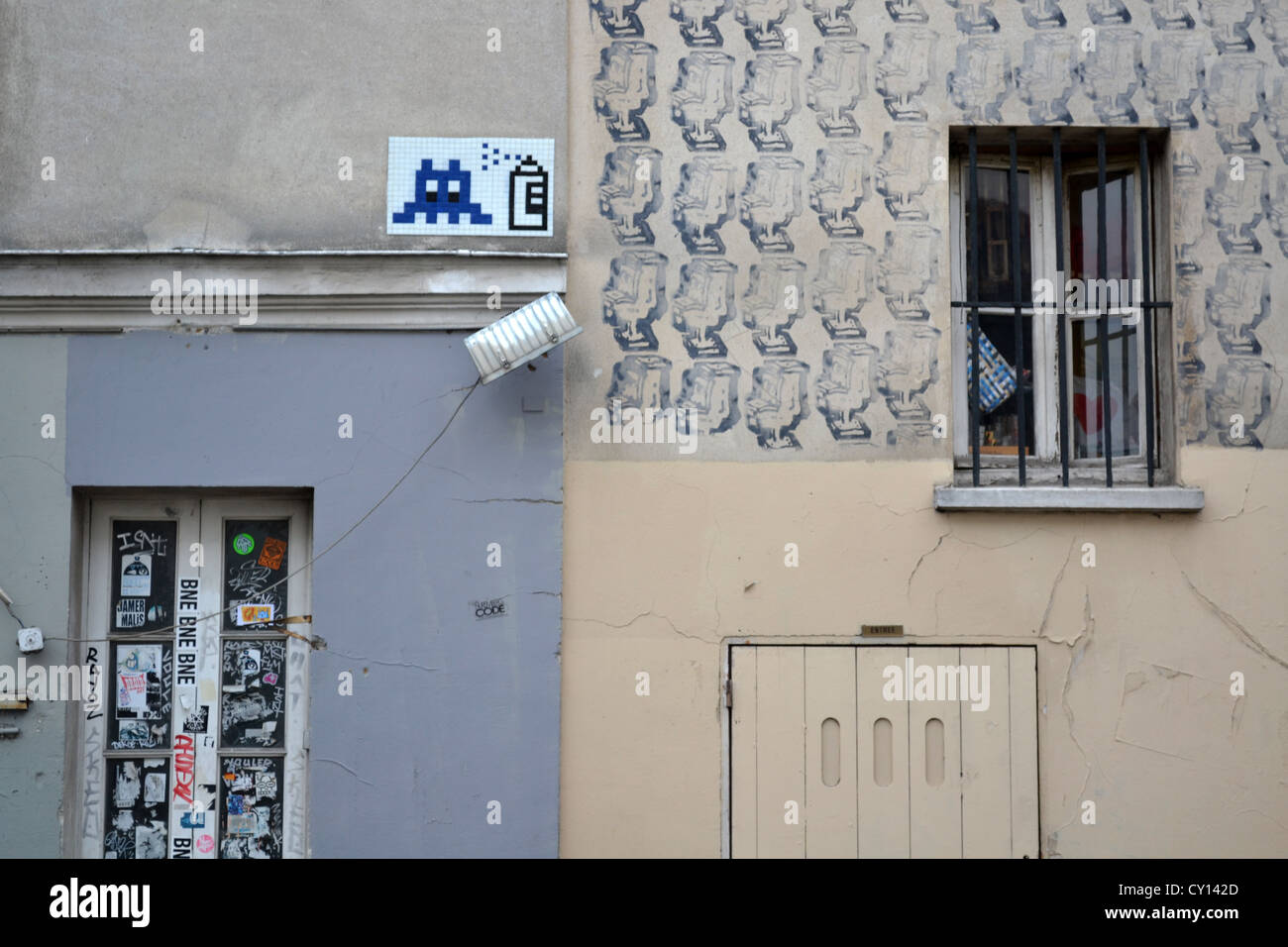 Spazio invasore graffiti e bancomat graffiti in una popolare meta turistica. Rue du Mont Cenis, dal Sacre Coeur, Parigi, Francia. Foto Stock