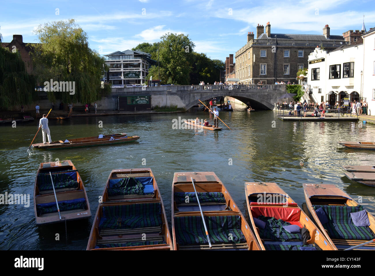 Punting a Cambridge, Inghilterra. Foto Stock
