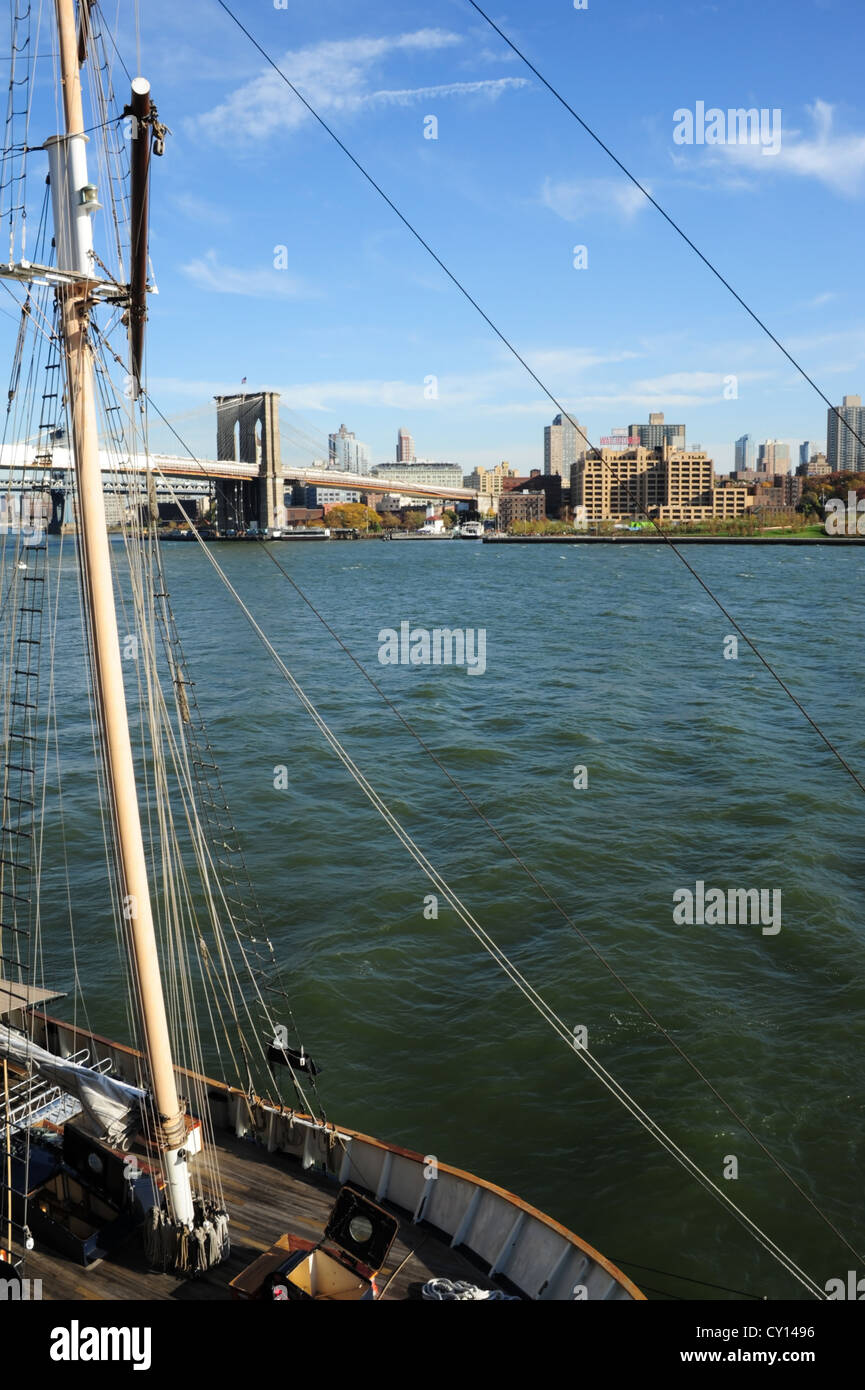 Blue sky ritratto , su East River a Brooklyn, Clipper City nave a vela ormeggiata Pier 17, South Street Seaport, New York Foto Stock