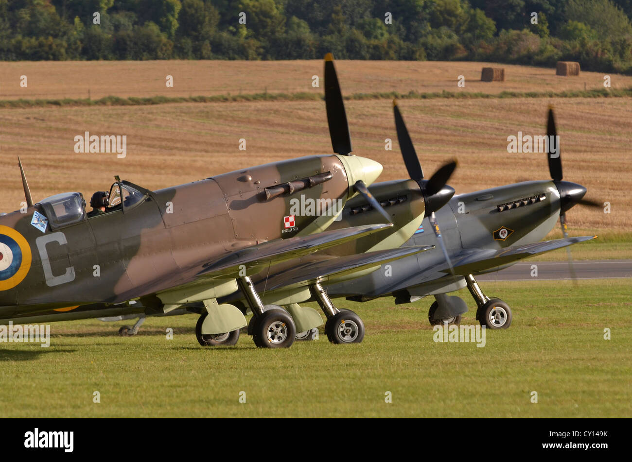 Il Supermarine Spitfire piano trio in RAF colori pronti per il decollo, Duxford Airshow, UK. L a R: Spitfire Mk. Vb, SpitfireT9C, Spitfire LF16E. Foto Stock