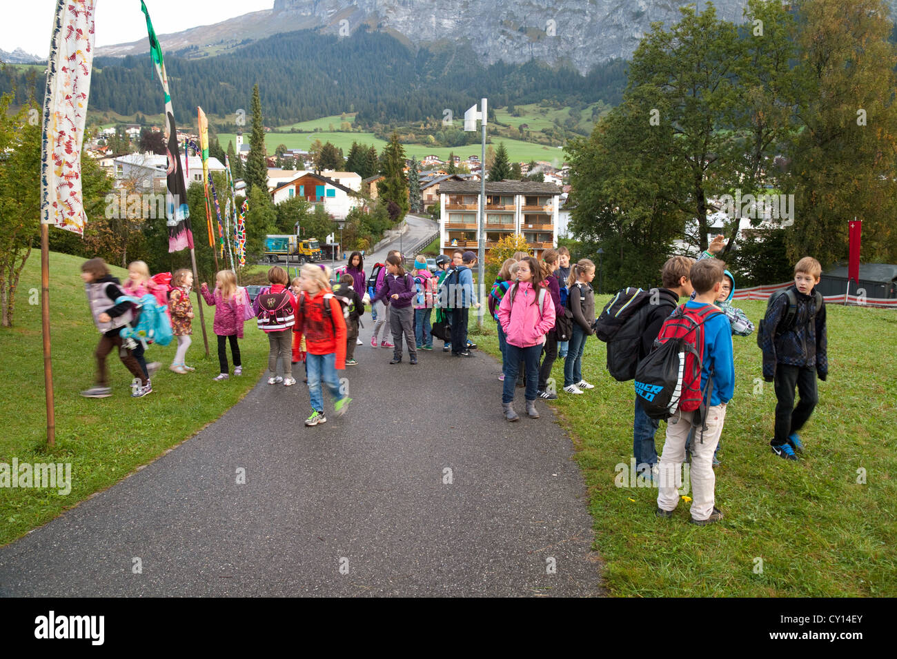 Gli scolari svizzero nella città alpina di Flims, Svizzera Europa Foto Stock