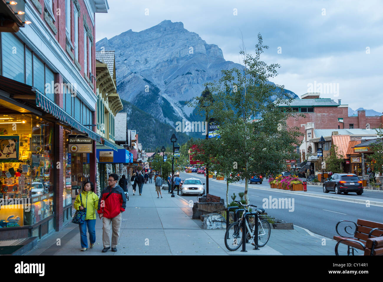 Banff Avenue nella cittadina di Banff nelle Montagne Rocciose Canadesi situato in Banff National Park in Alberta, Canada. Foto Stock