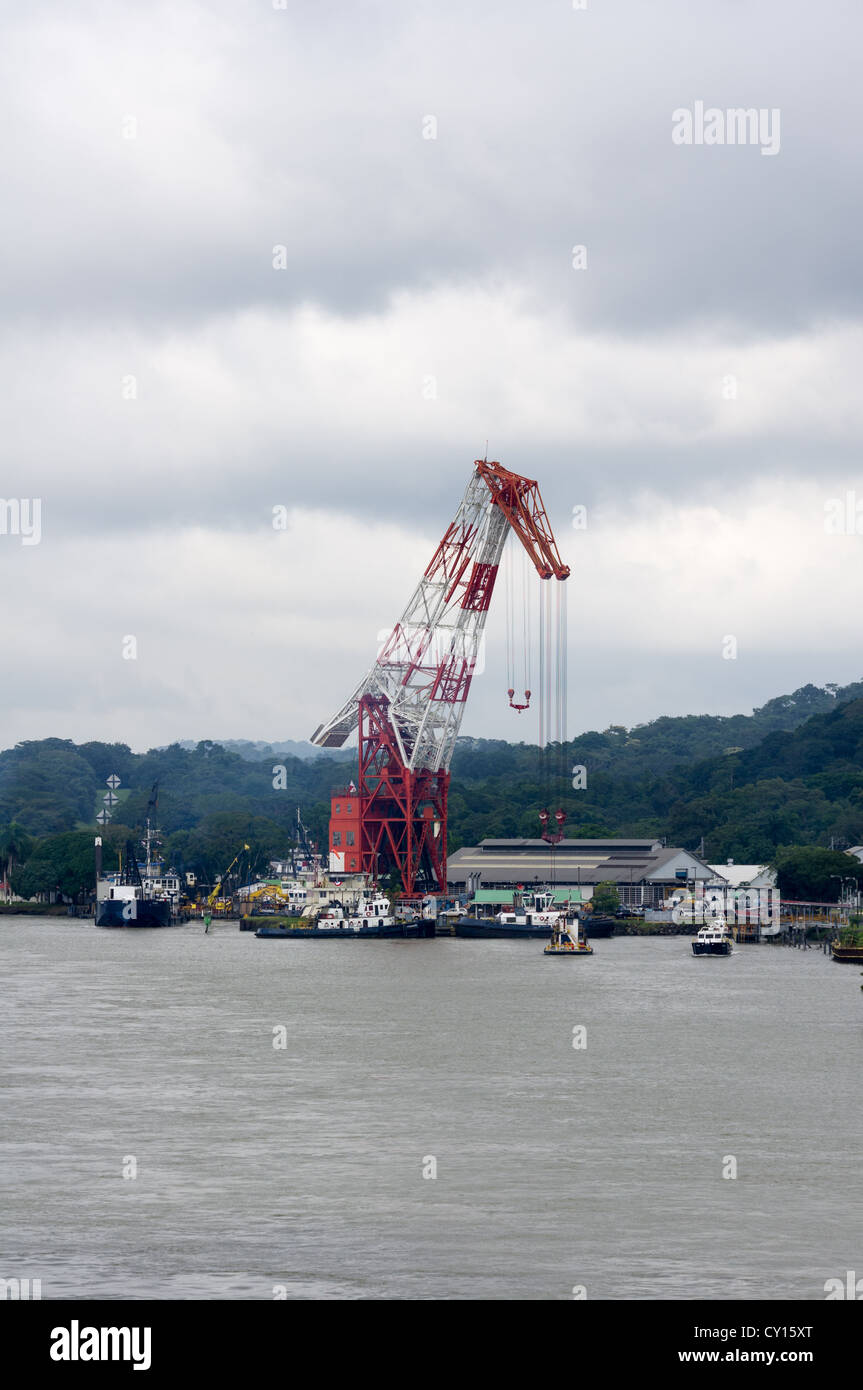 Il sollevamento pesante gru Titan al lavoro nel Canale di Panama. La Titan è stato costruito in Germania nel 1941, trasportati in California e venduto a Panama nel 1996. Foto Stock