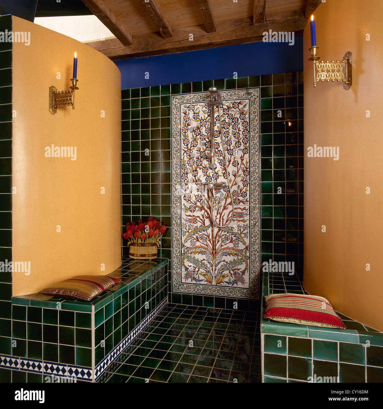 Bagno Moresco con mosaico e box doccia in muratura Foto stock - Alamy