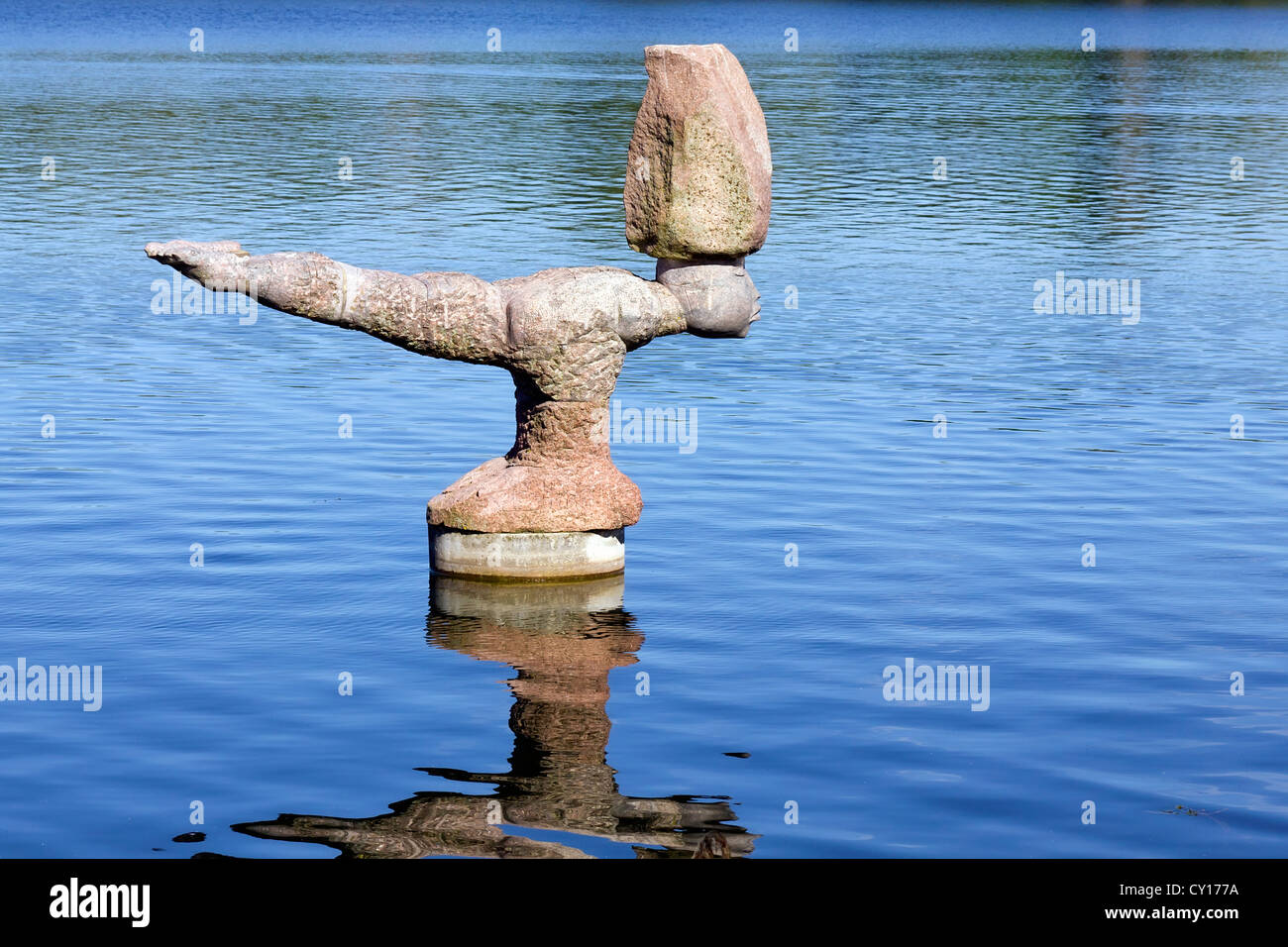 Equilibrio. Dominio pubblico scultura di granito nelle fredde acque del lago. Foto Stock