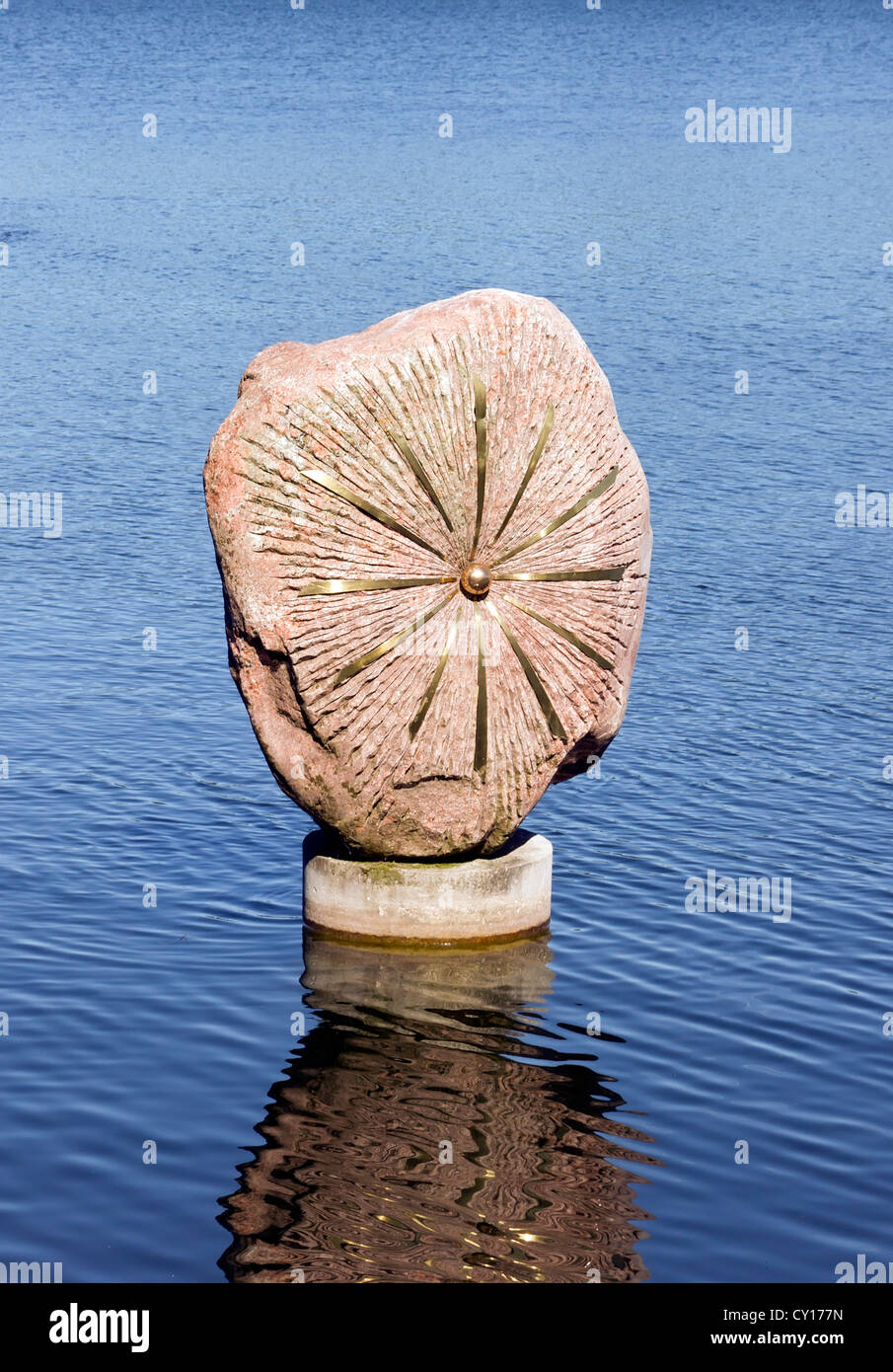 Sun. dominio pubblico scultura di granito nelle fredde acque del lago. Foto Stock