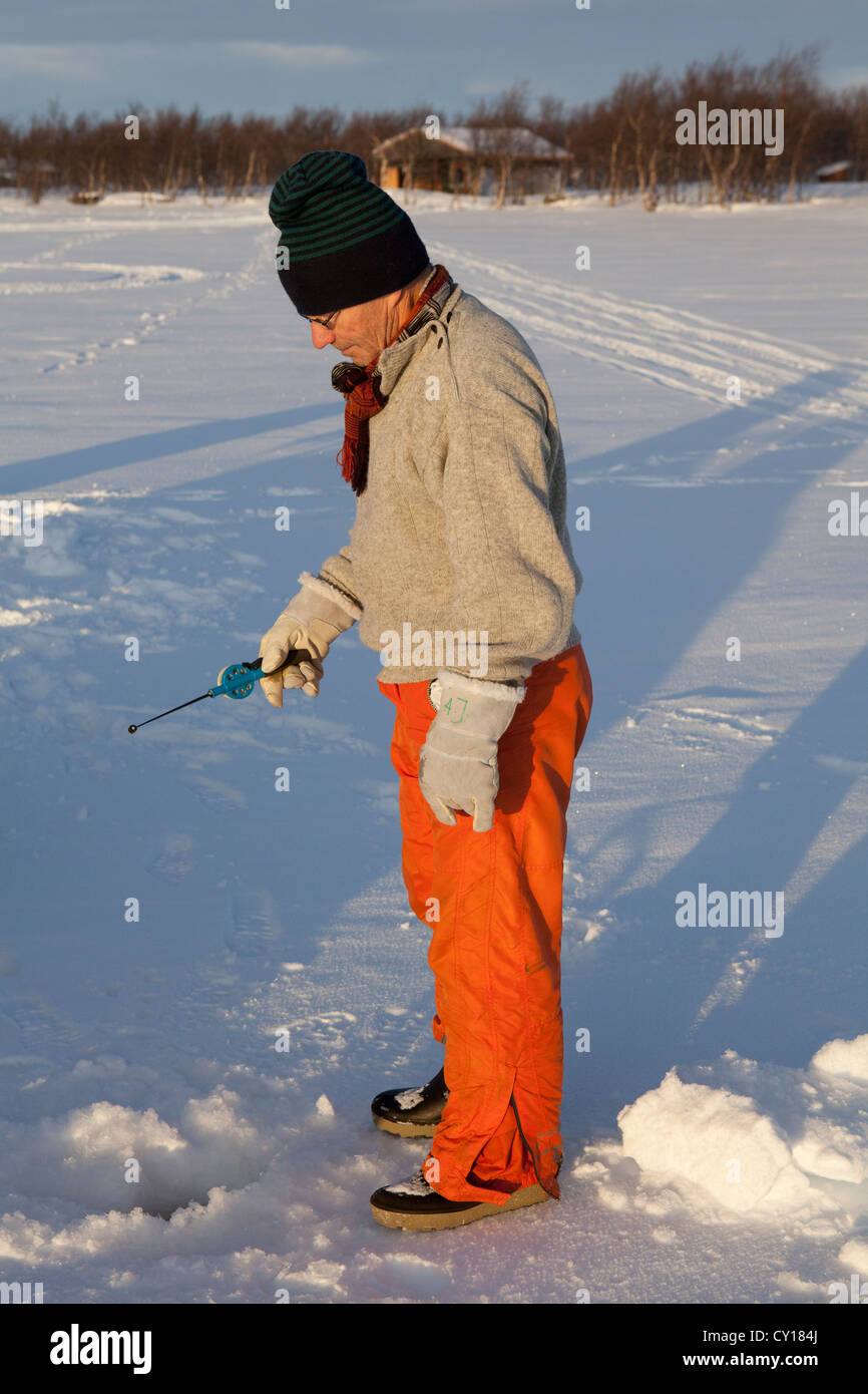 Pesca sul ghiaccio in Finlandia Foto Stock