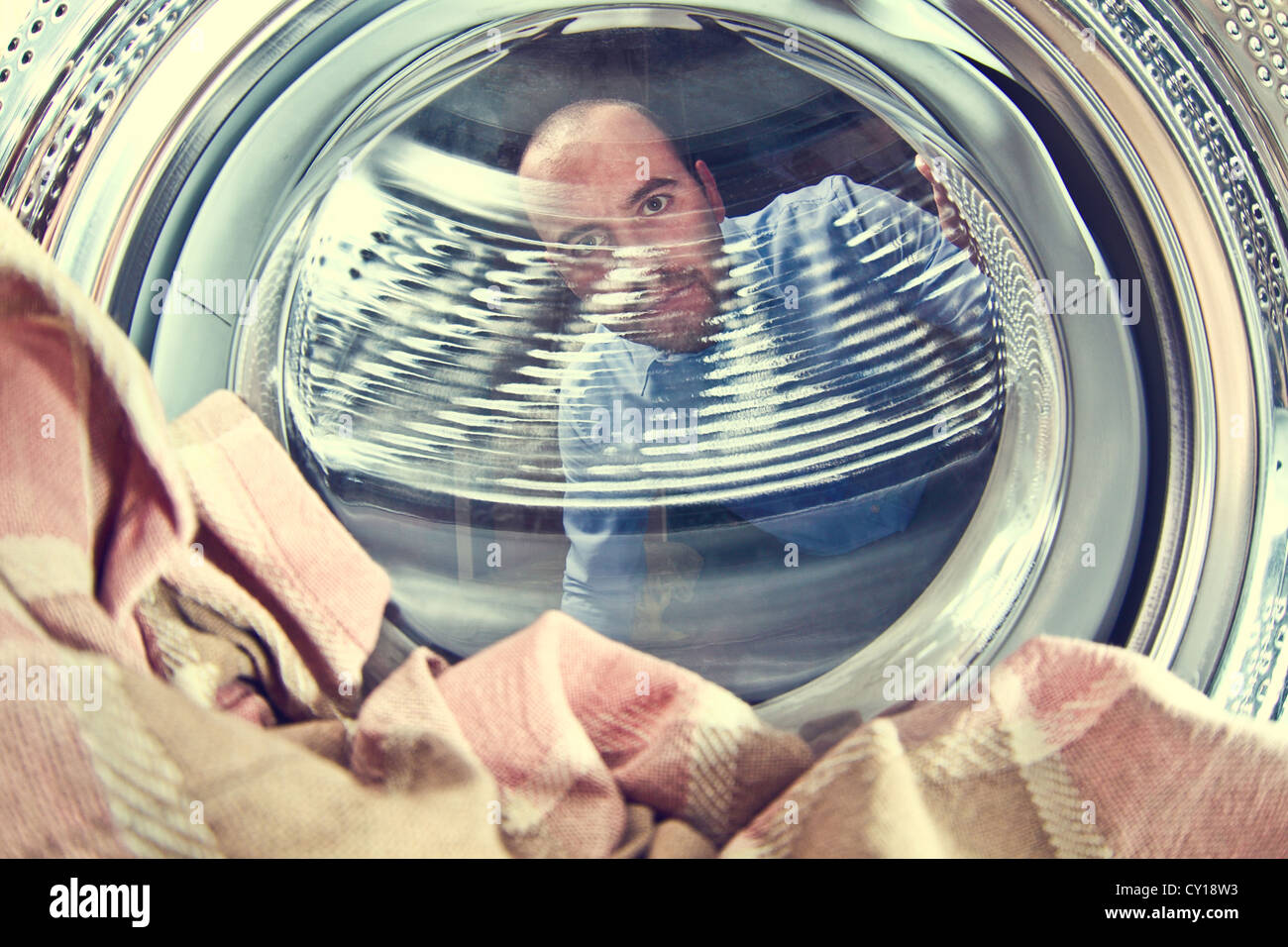 Ritratto di uomo vista dalla macchina di lavaggio interno Foto Stock