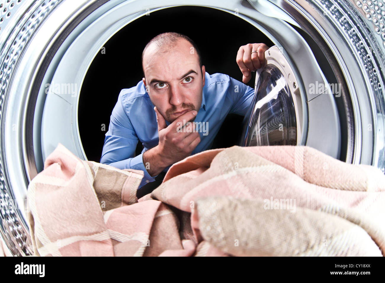 Ritratto di uomo vista dalla macchina di lavaggio interno Foto Stock