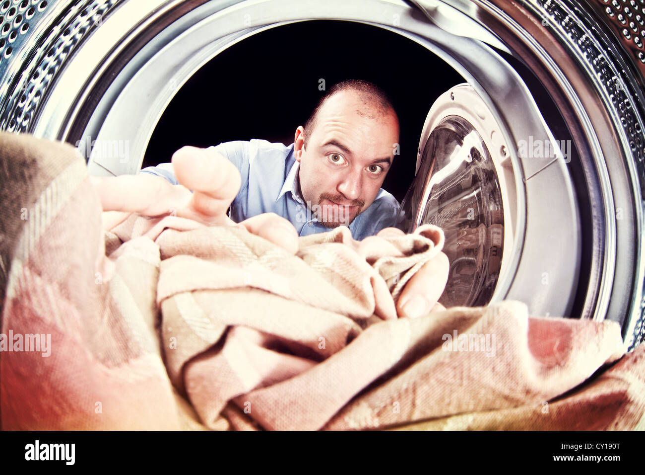 Ritratto di uomo vista dalla macchina di lavaggio interno Foto Stock