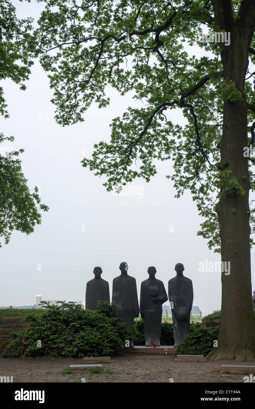 Statue del WW1 cimitero militare tedesco un memorial a Langemark, Ypres, Belgio Foto Stock