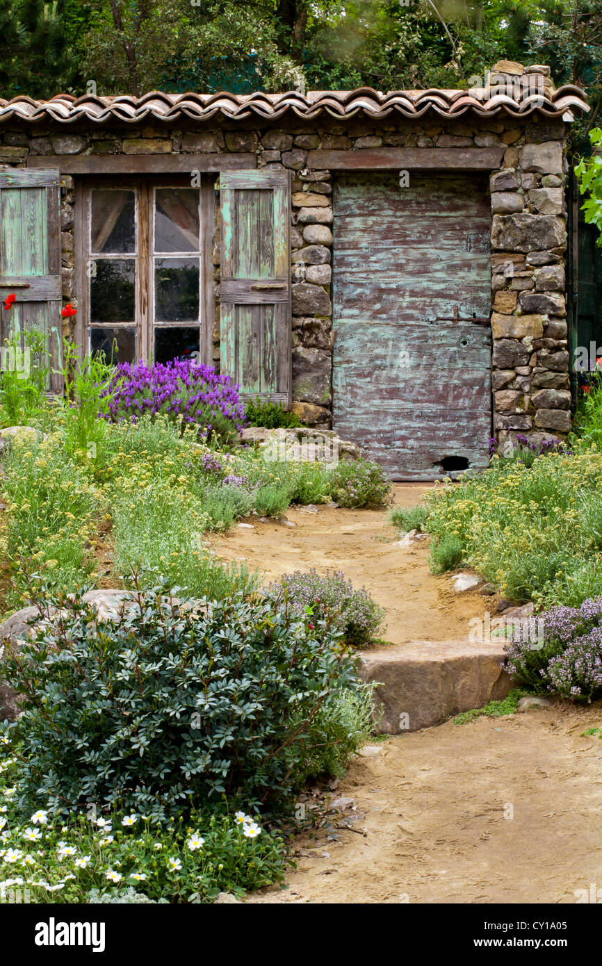 In stile mediterraneo con giardino cottage in pietra. Foto Stock