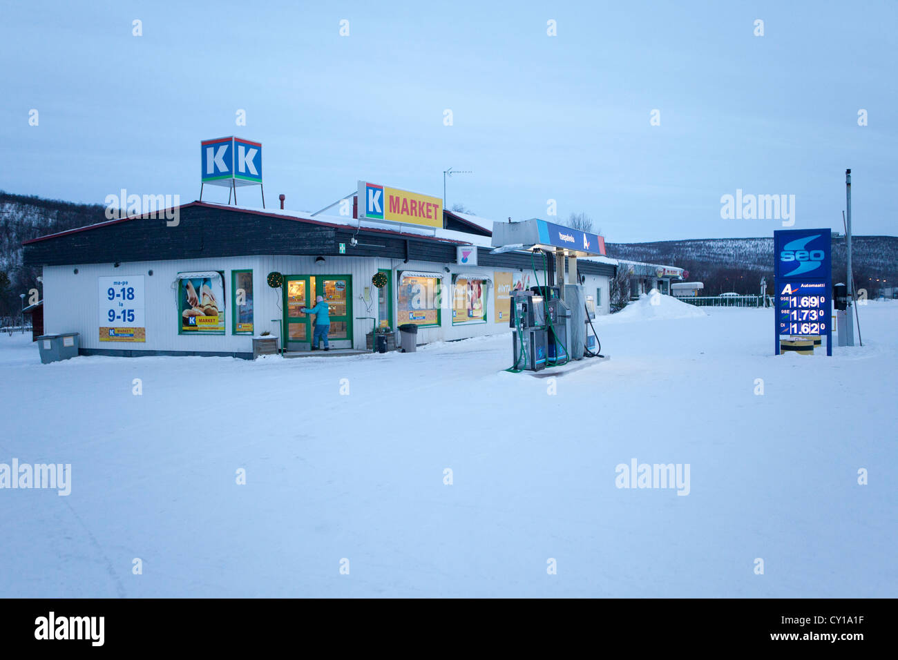 Il supermercato e la stazione di benzina in Finlandia Foto Stock