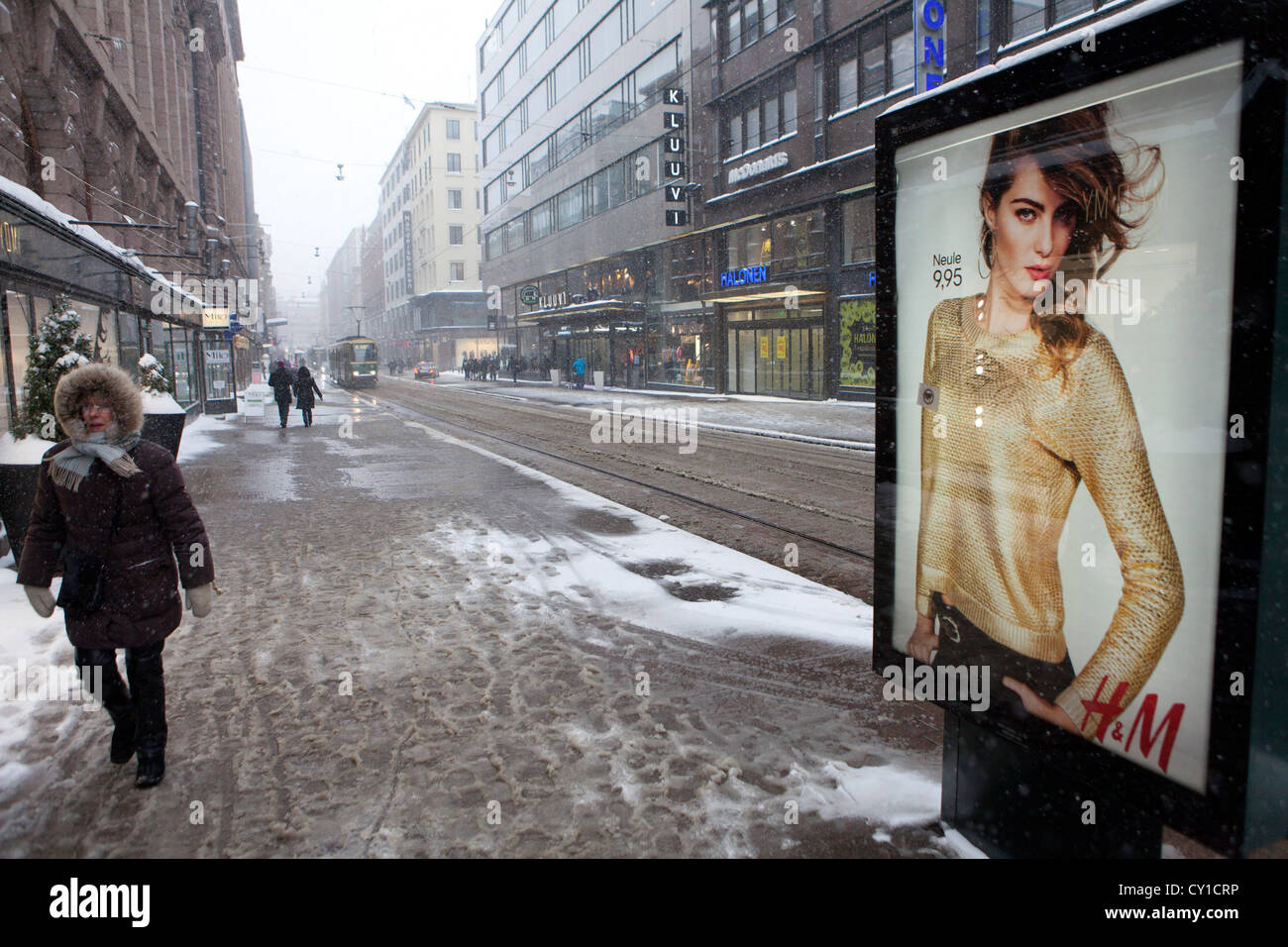 Alexandergatan (la via principale dello shopping a Helsinki) Foto Stock