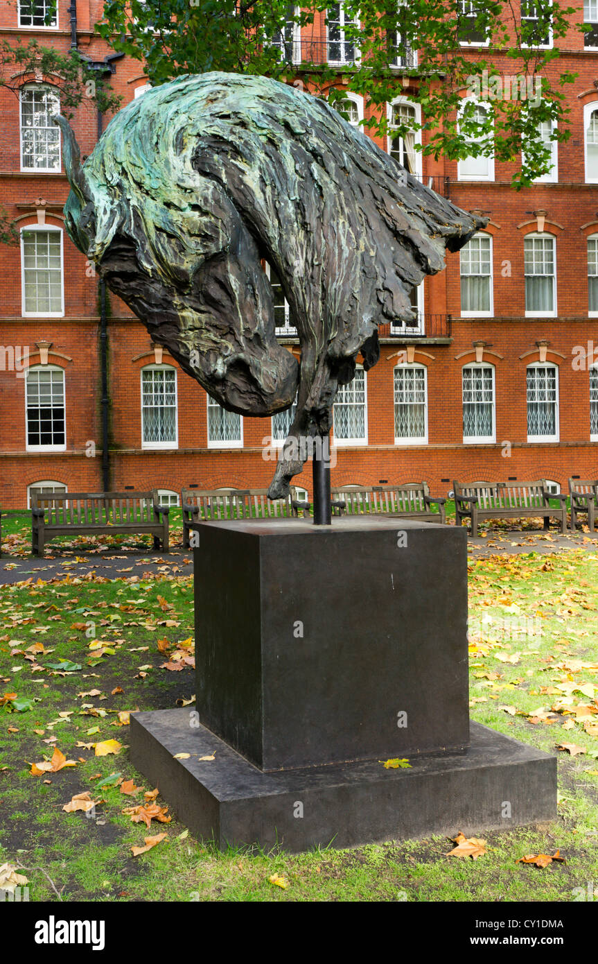 'Fuoco' da Nic Fiddian-Green in Mount Street Gardens, Londra. Foto Stock
