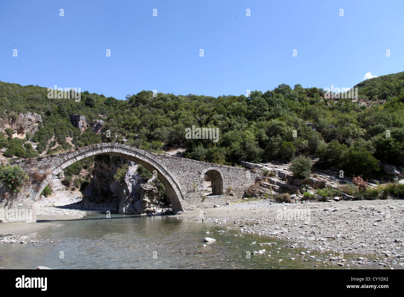 Il centro termale e il Ponte ottomano a Benja nell'Albania meridionale Foto Stock