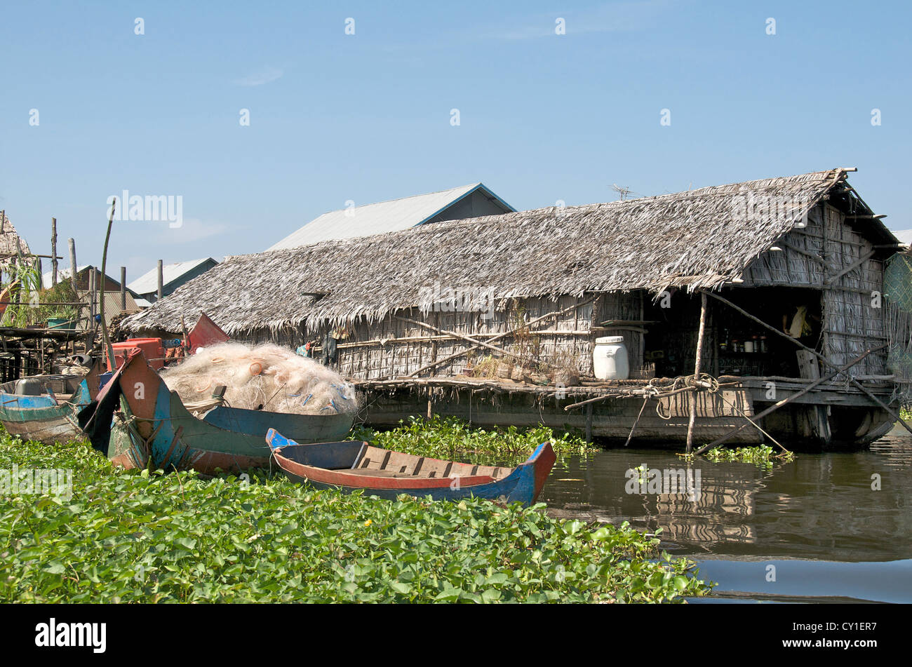 Pescatore casa galleggiante lago Tonle Sap Cambogia Foto Stock