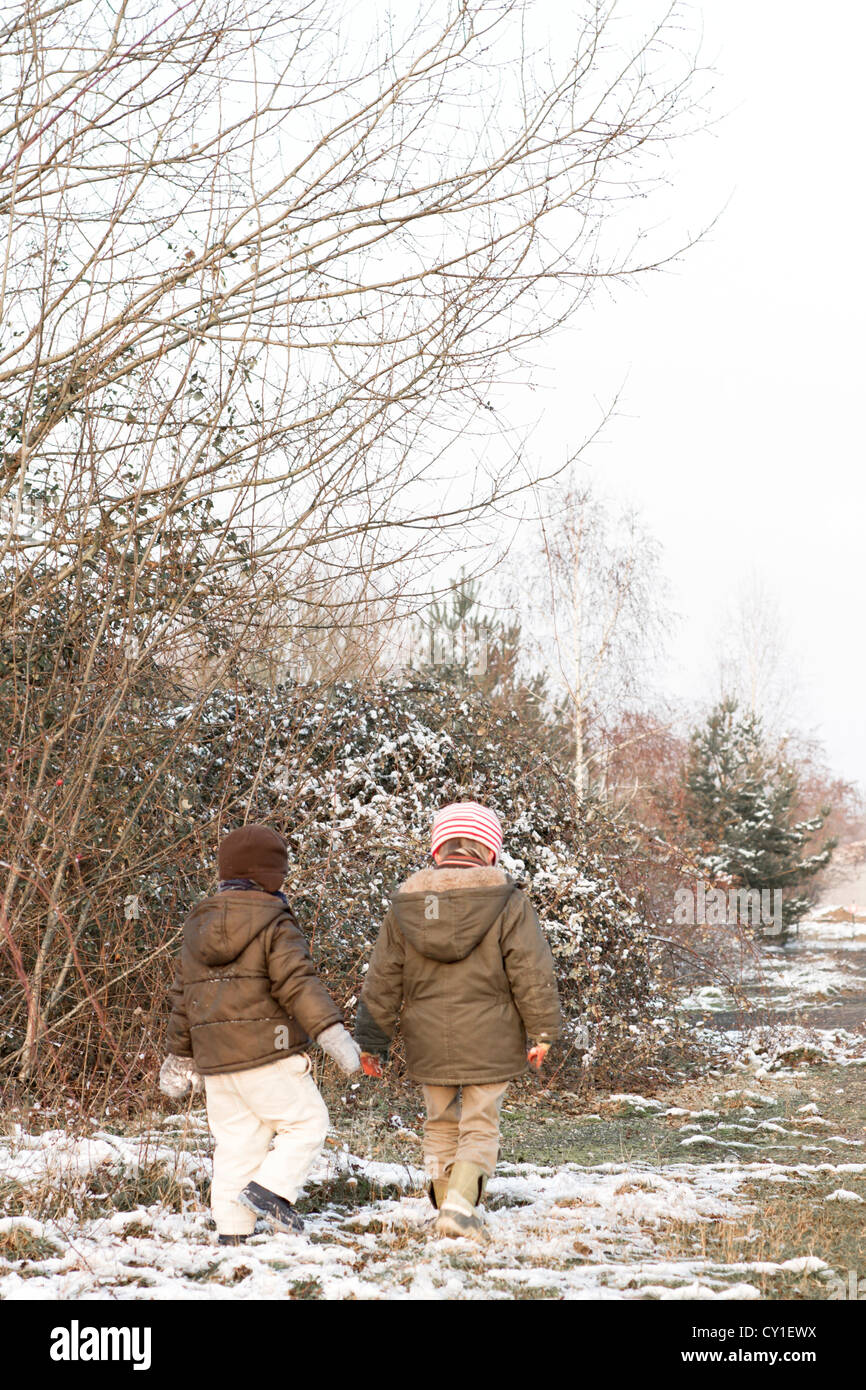 Due ragazzi (4-7) passeggiate nel paesaggio invernale, Francia. Foto Stock