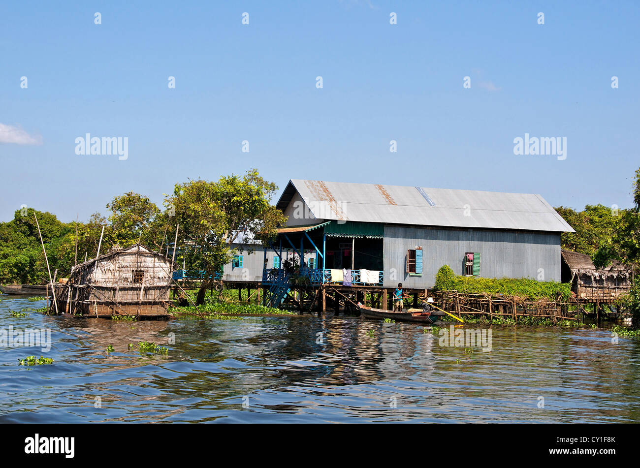 Pescatore casa galleggiante, Kampong Phluk, lago Tonle Sap, Cambogia Foto Stock