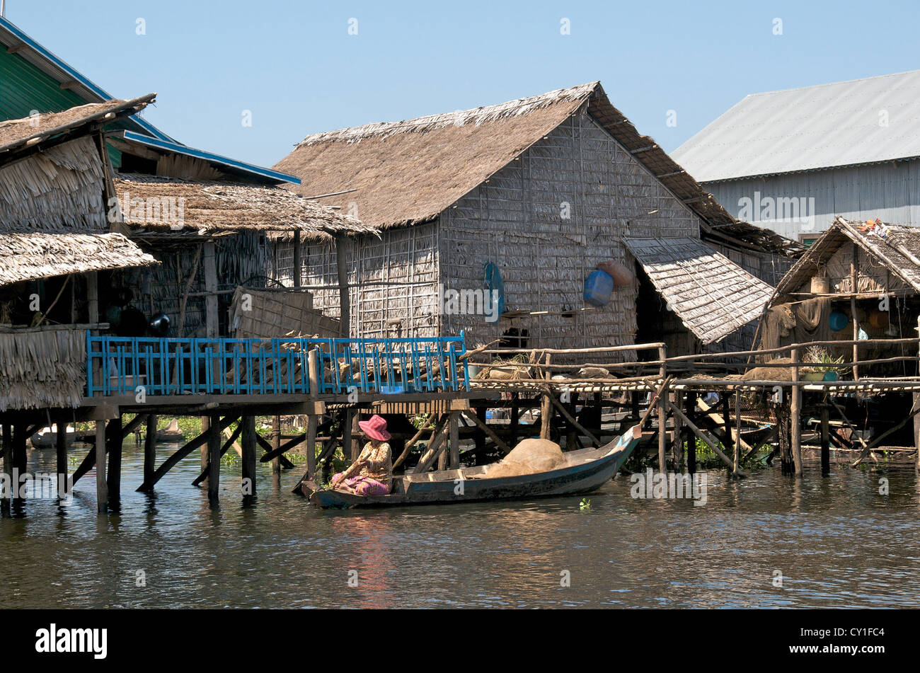 Donna in barca sul lago Tonle Sap Cambogia Foto Stock