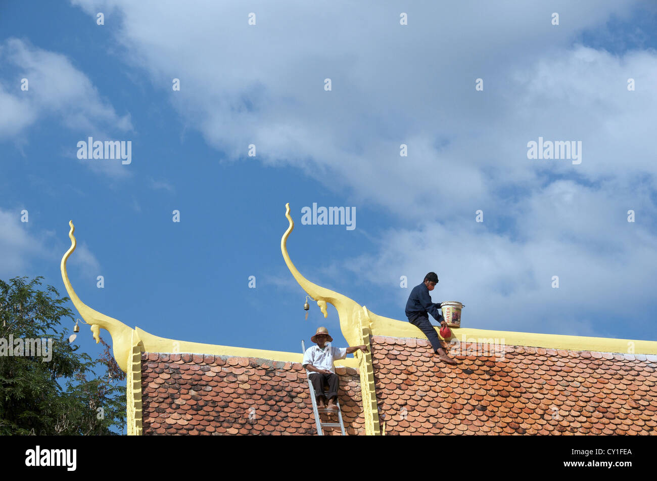 Uomini al lavoro sul tetto di un tempio Cambogia Asia Foto Stock