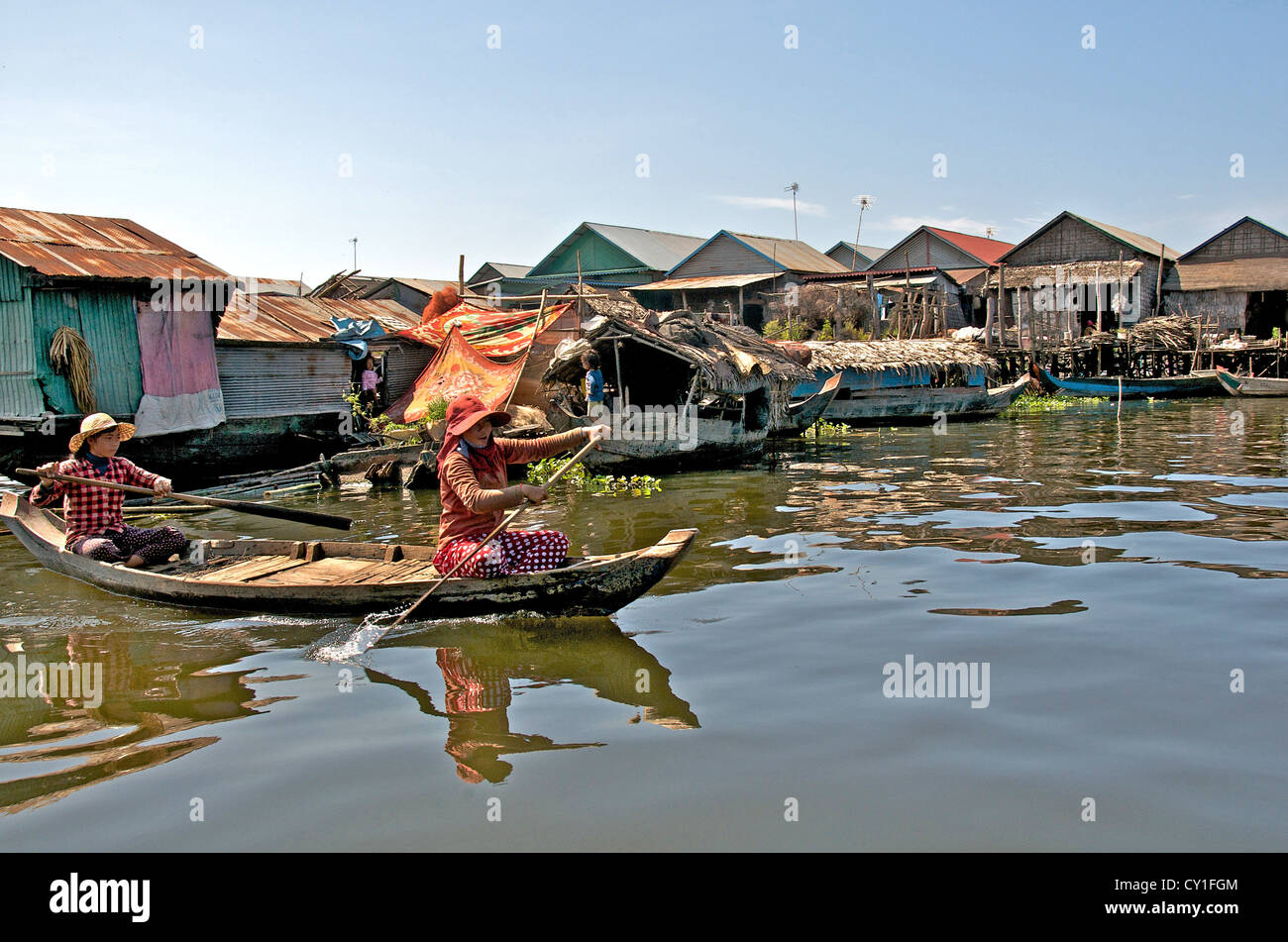 Le donne in barca sul lago Tonle Sap Cambogia Foto Stock
