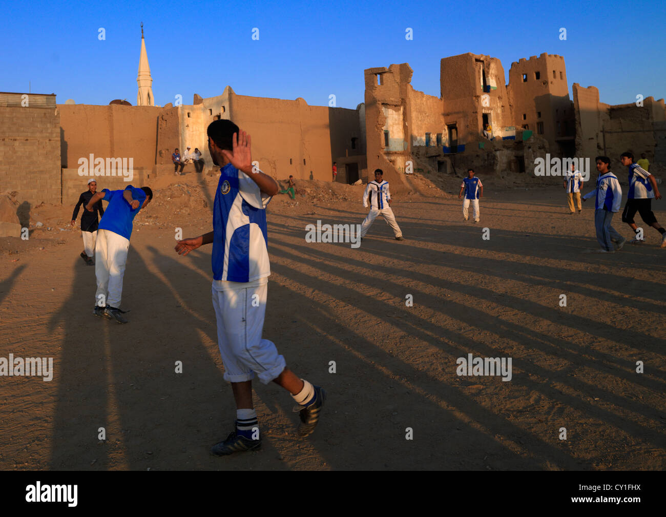 Persone che giocano a calcio in Najran Città Vecchia, Arabia Saudita Foto Stock