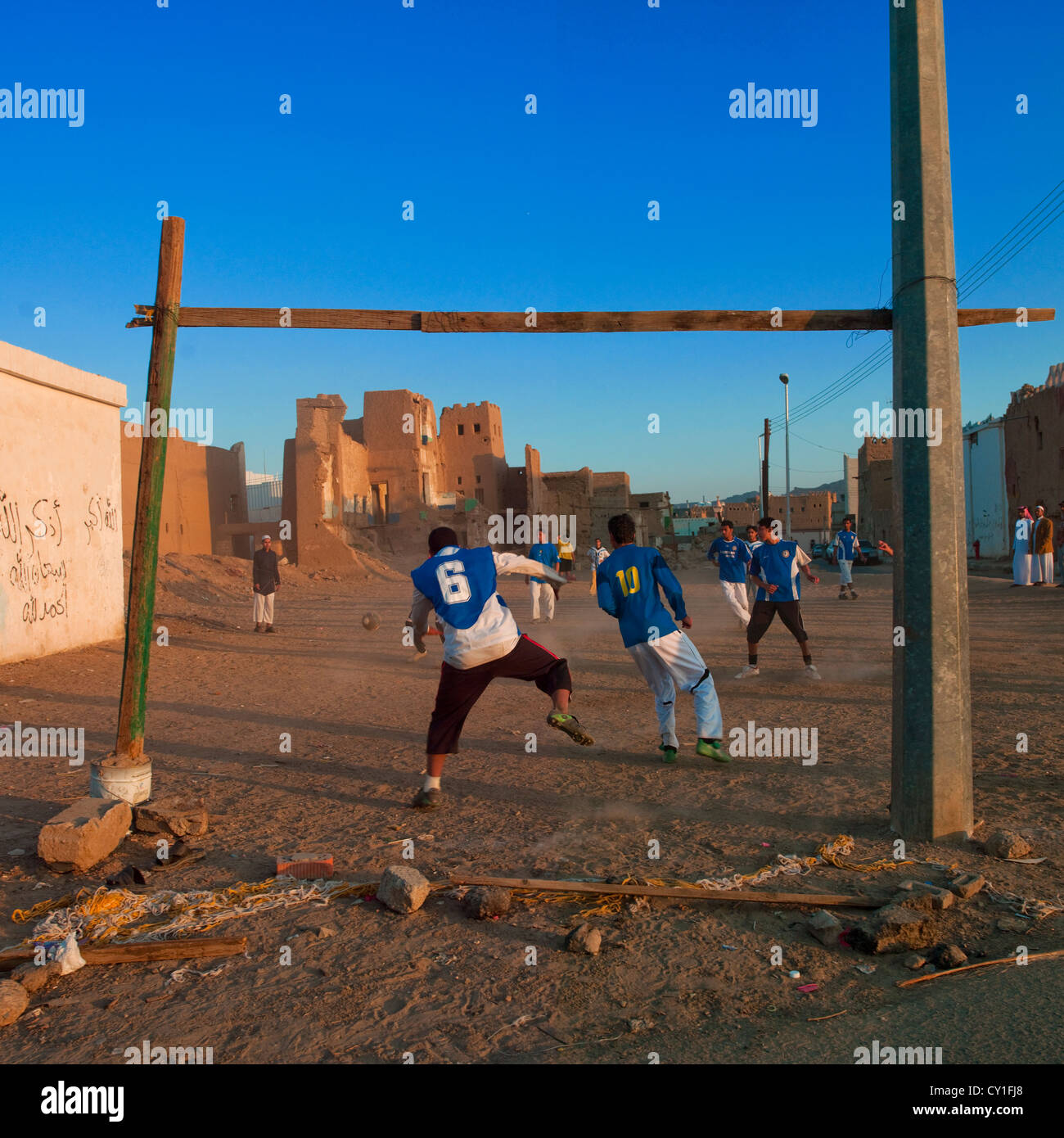 Persone che giocano a calcio in Najran Città Vecchia, Arabia Saudita Foto Stock