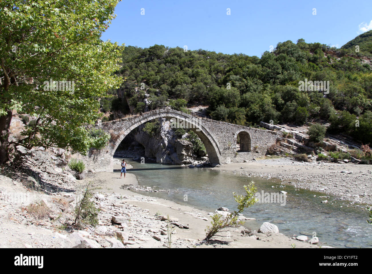 Il centro termale e il Ponte ottomano a Benja nell'Albania meridionale Foto Stock